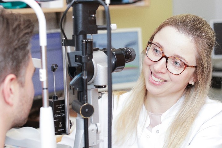 Forschung für das Sehen | Ärztin bei der Augenuntersuchung