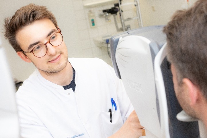 Forschung für das Sehen | Arzt bei der Augenuntersuchung