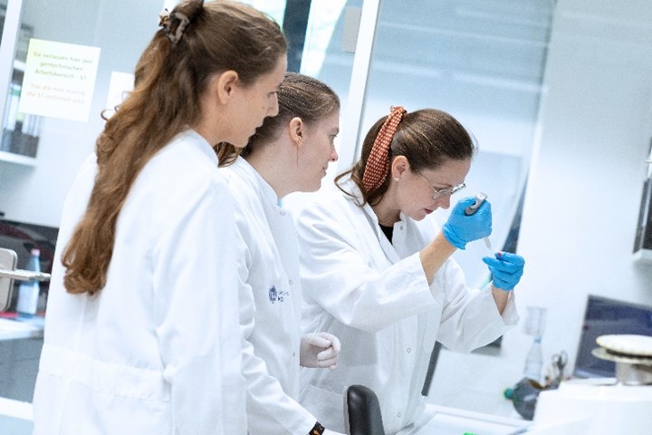 Forschung für das Sehen | Drei Laborantinnen im Labor